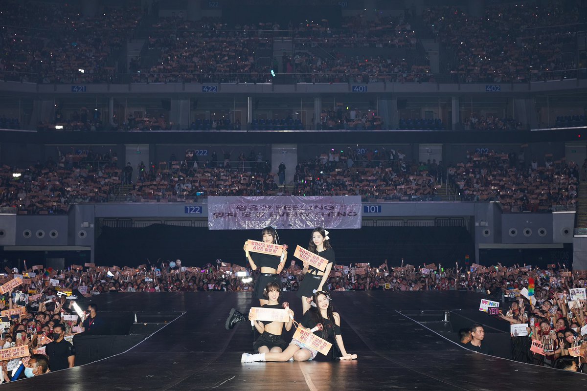 tonefairyjoyy's tweet photo. we could've got a photo of red velvet with 15k filo luvies but they cropped it because someone in the standing section raised a different lightstick this is so upsetting no wonder why we're confused on why they cropped this photo https://t.co/EDztmTCs2T