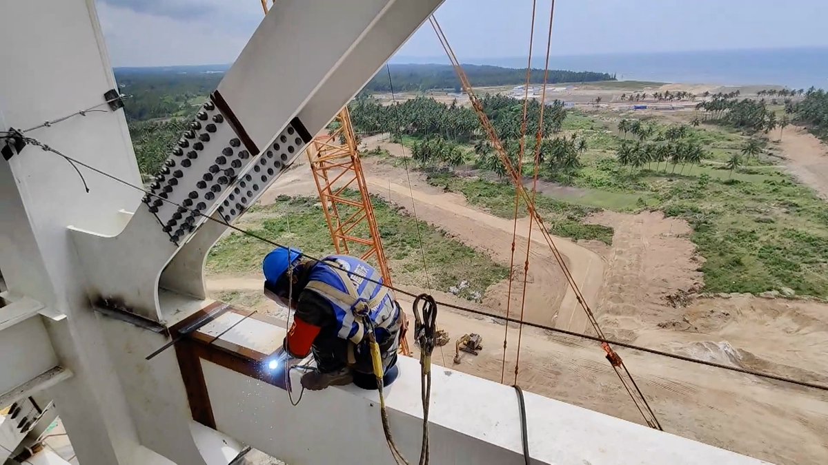wulei2020's tweet photo. China’s #first #commercial aerospace launch site is under construction in #Hainan.
2 launch complexes for #liquidrockets are about to be completed by end of 2023. 
2 complexes for #solidrocket launch missions will start construction later this year.

（Photo: Zheng Yibing） https://t.co/6lO6LSjvqi