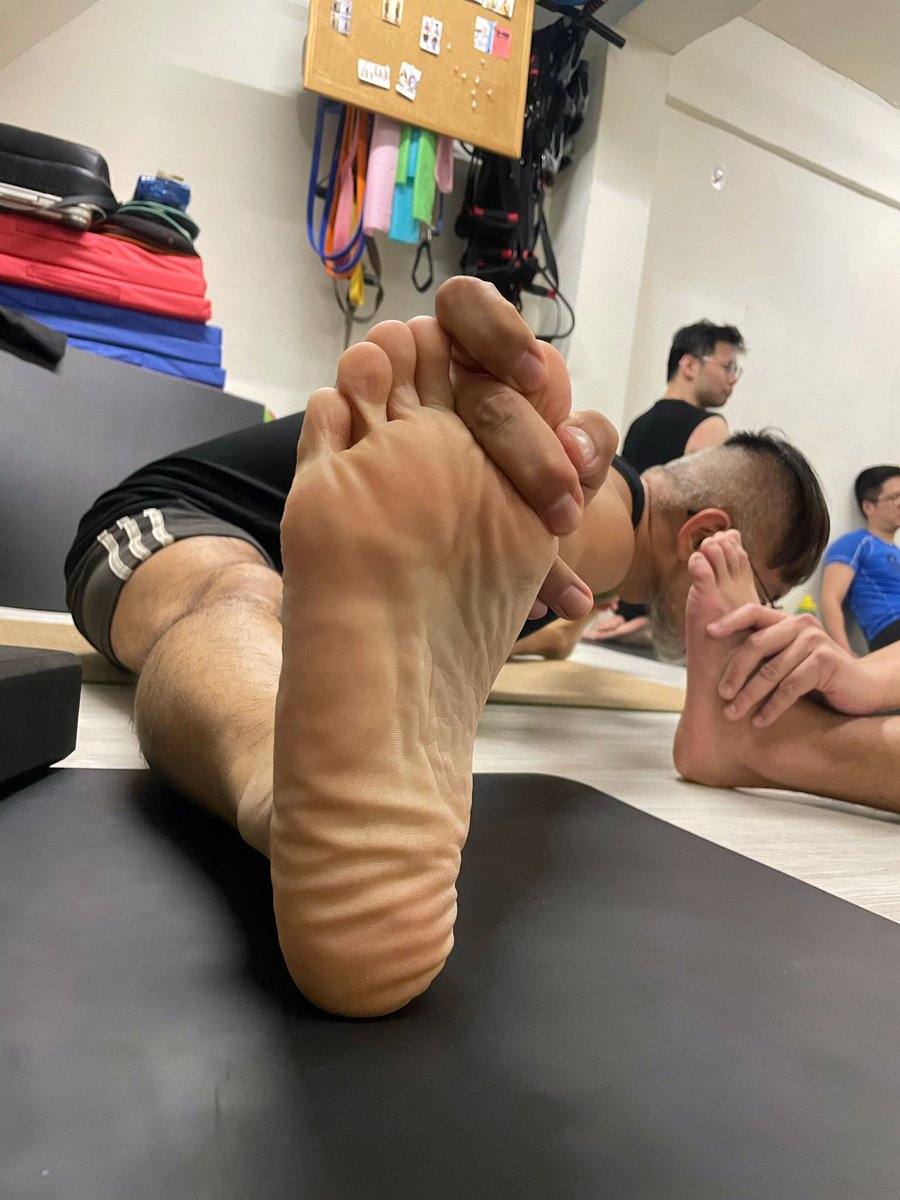 jayinmad's tweet photo. 有腳控嗎😏

#坐角式（ #BoundAnglePose ）主要伸展膝蓋、腿部和骨盆周圍肌肉，有以下好處：

- 緩解下腹部和骨盆區域的不適感
- 幫助開啟髖關節，增加下半身的靈活性
- 促進血液迴圈，有助於減輕月經痛和經前綜合症狀
- 放鬆身體和心靈，有助於減輕焦慮和壓力 https://t.co/y5VFUi2WTI