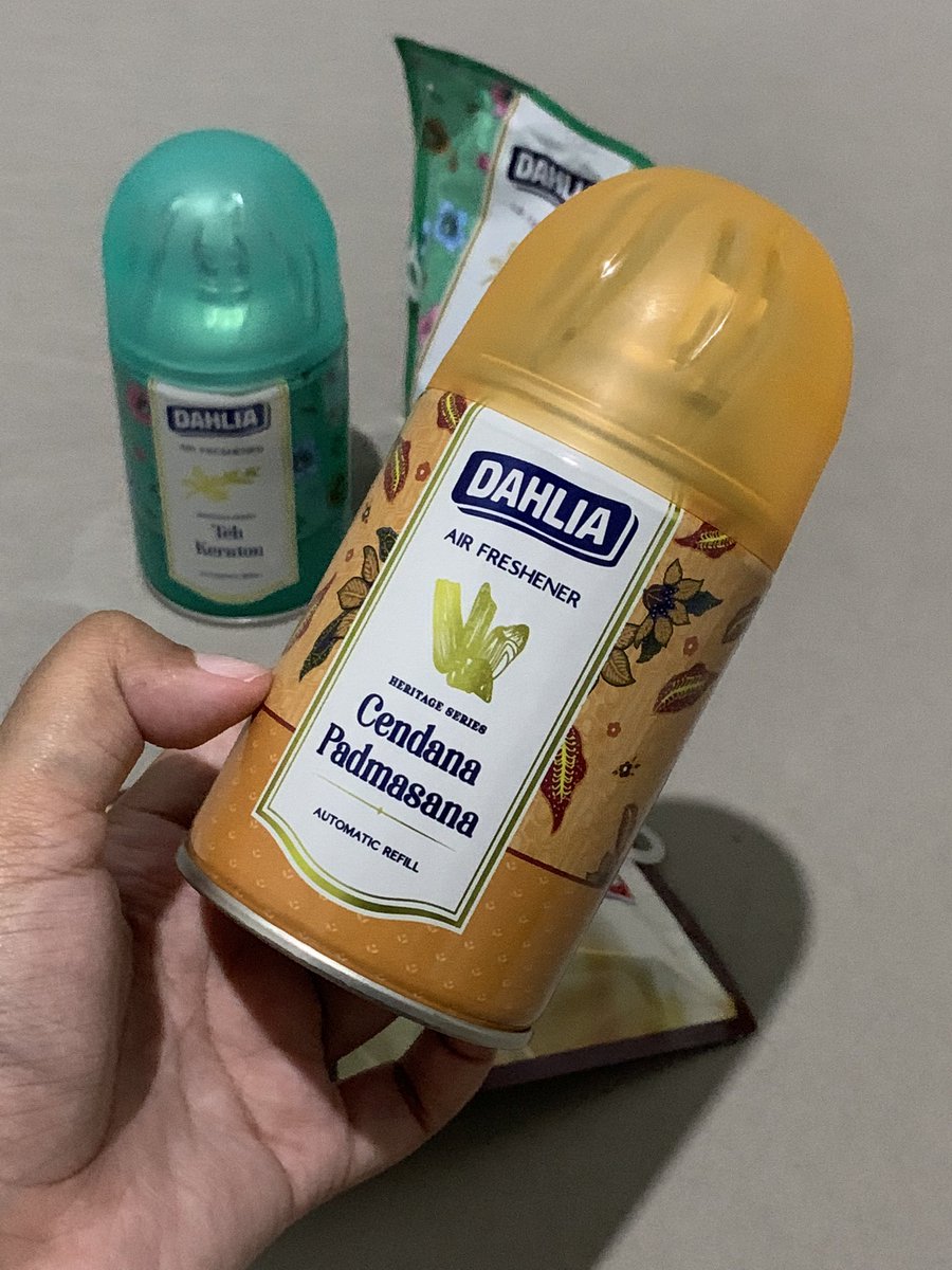 linskinjournal's tweet photo. teh keraton emang enak pol wanginya,  tapi buat yg gampang bosen bisa cobain yg cendana sama royal coffe deh~

definisi WANGI LOBBY HOTEL MEWAH!✨

brand Dahlia emg deserve hype sih! https://t.co/rHTrPnb2hA