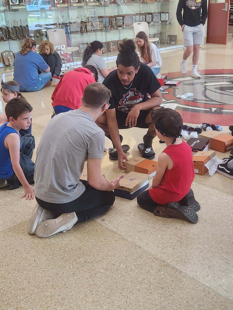 Milton_Union_HS's tweet photo. Our students working with @MiamiEastHS srudents to do Shoes 4 The Shoeless in our schools!
#BulldogPride
#VikingPride
#CreatingAwesome https://t.co/ZbLeCkw5XC