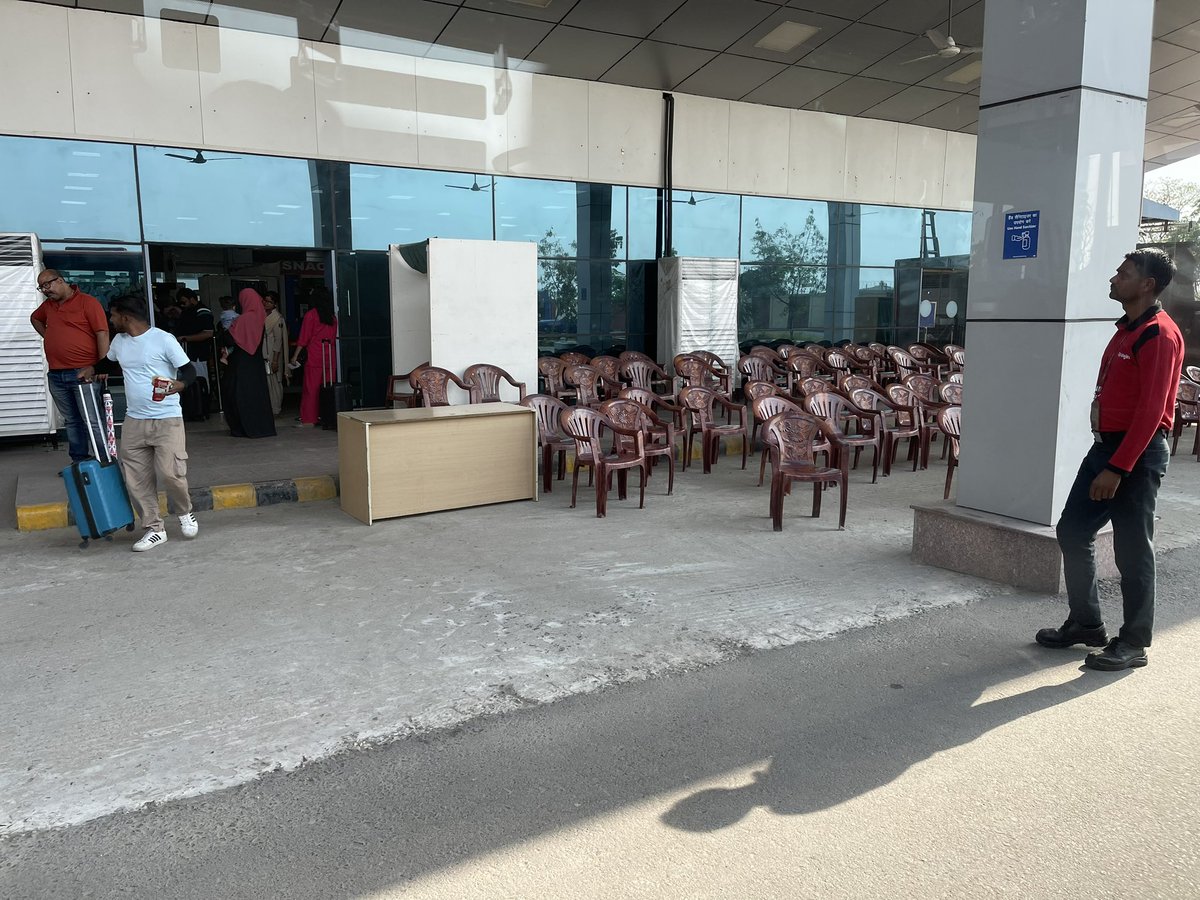 navneetanand's tweet photo. Dear @JM_Scindia Ji - Always take great pride in the way our aviation sector incl infra has flourished in past few years. But the experience today at #Darbhanga airport has left me baffled. 

Chaos &amp; congestion 🏃
No CISF? 😳
No motor access 😢
&amp; plastic chairs 😩 

Kindly see 🙏 https://t.co/qTAP3rkxbt