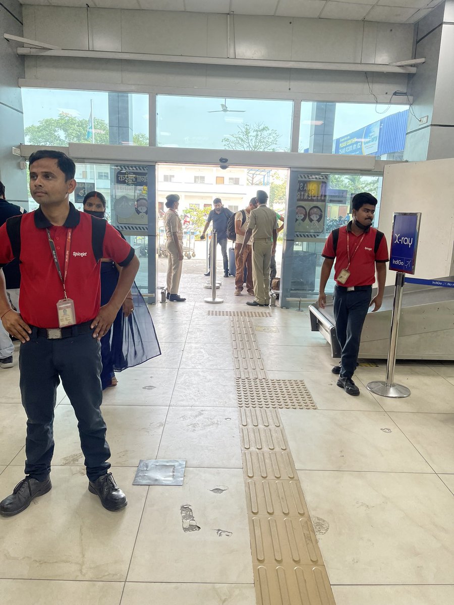 navneetanand's tweet photo. Dear @JM_Scindia Ji - Always take great pride in the way our aviation sector incl infra has flourished in past few years. But the experience today at #Darbhanga airport has left me baffled. 

Chaos &amp; congestion 🏃
No CISF? 😳
No motor access 😢
&amp; plastic chairs 😩 

Kindly see 🙏 https://t.co/qTAP3rkxbt