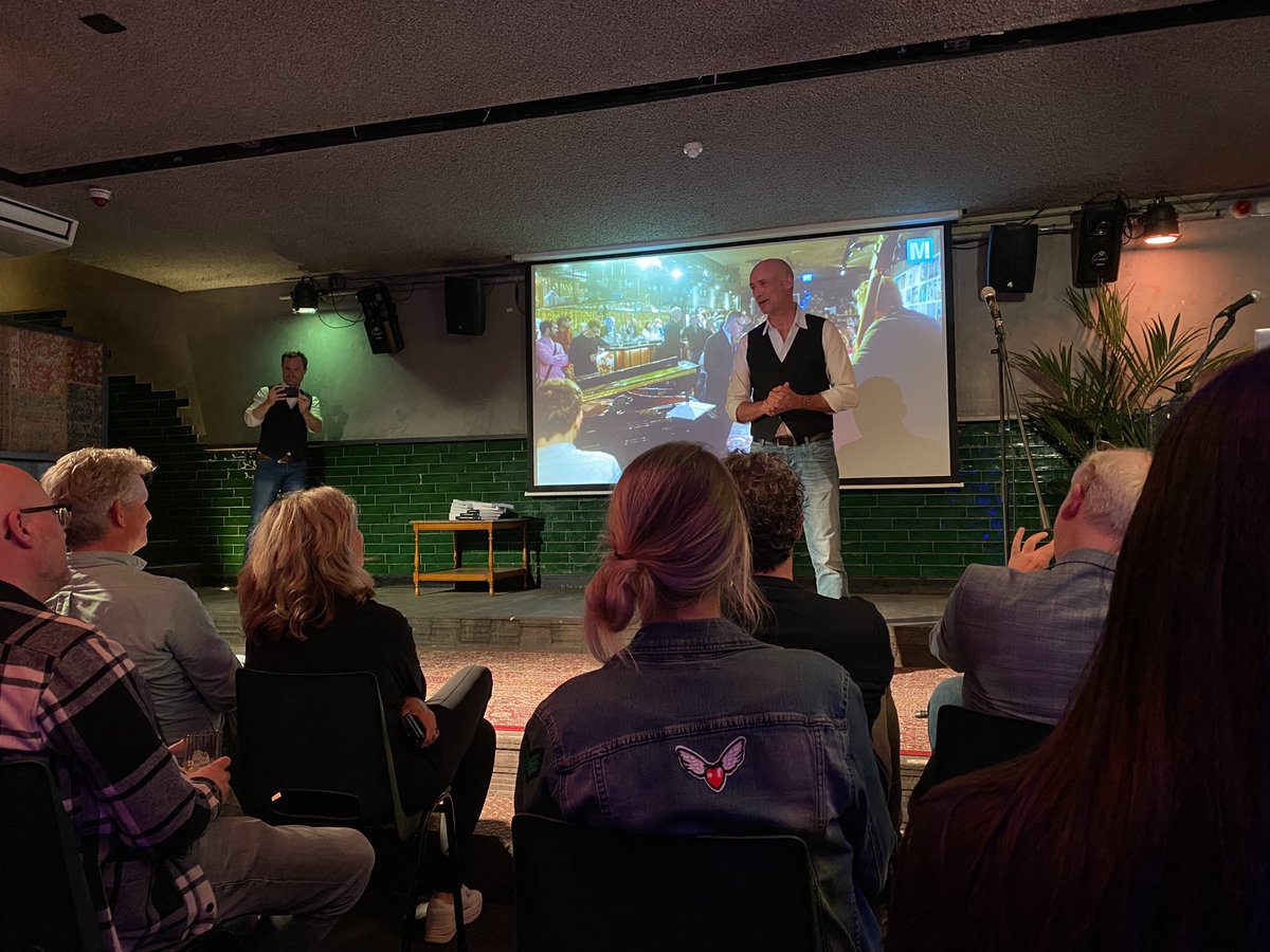 Launch party <a href="/Marketingfacts/">Marketingfacts</a> jaarboek 🥳🥂 Verdient een ouderwetsche Tweet.