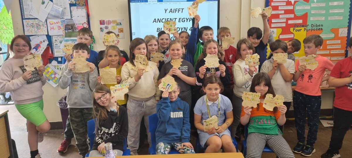 llwynyreos's tweet photo. Blwyddyn 4 have spent the afternoon recreating papyrus paper similar to what the Ancient Egyptians used. They have written their name in Hieroglyphics. #YRAifft #patrwmau #Symbolau #Addurno #DylunioTechnoleg https://t.co/4UePbkzpzv