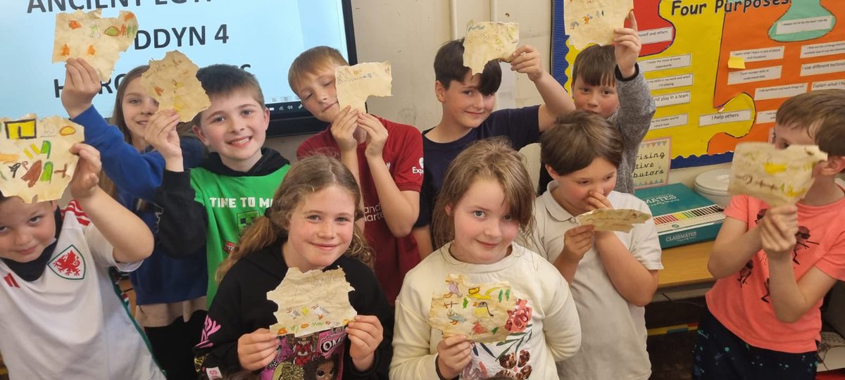 llwynyreos's tweet photo. Blwyddyn 4 have spent the afternoon recreating papyrus paper similar to what the Ancient Egyptians used. They have written their name in Hieroglyphics. #YRAifft #patrwmau #Symbolau #Addurno #DylunioTechnoleg https://t.co/4UePbkzpzv