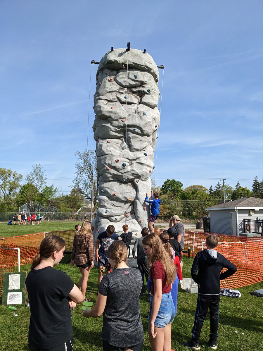ryhersh9's tweet photo. Morning exercise on the rockwall. #CMSOutdoored @RaiderMiddle https://t.co/D1wtp7a7nr