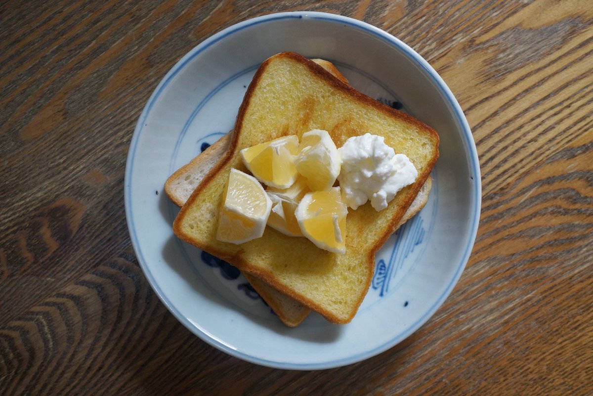 izumiu's tweet photo. 2800キロ走って、東京の朝。
木曜市で買ったハウス栽培の小夏が美味。
#小夏 #BreakfastAtHome ☕️ https://t.co/r1R4CiSTym
