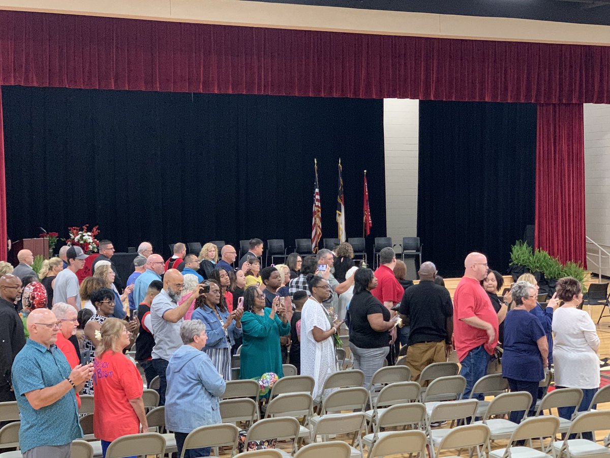 bjhunnell's tweet photo. North Shelby Graduation is ready to begin!!  Congratulations!!!👍 https://t.co/YF2vDXt4O2
