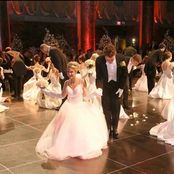 BarcellonaR's tweet photo. The #vienneseoperaball is coming up soon! #tbt to when I was a debutante a few years ago. I had so much fun, and I hope everyone has a great time just like I did! Alles Walzer!

#dance #dancehall #dancers #waltz #waltzdance #throwback #throwbackthursday #NYC https://t.co/vTODZnKPK9