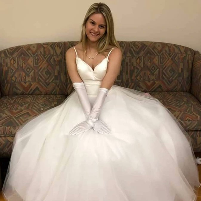 BarcellonaR's tweet photo. The #vienneseoperaball is coming up soon! #tbt to when I was a debutante a few years ago. I had so much fun, and I hope everyone has a great time just like I did! Alles Walzer!

#dance #dancehall #dancers #waltz #waltzdance #throwback #throwbackthursday #NYC https://t.co/vTODZnKPK9