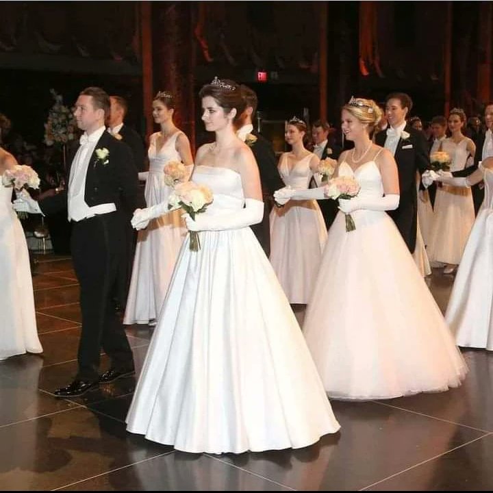 BarcellonaR's tweet photo. The #vienneseoperaball is coming up soon! #tbt to when I was a debutante a few years ago. I had so much fun, and I hope everyone has a great time just like I did! Alles Walzer!

#dance #dancehall #dancers #waltz #waltzdance #throwback #throwbackthursday #NYC https://t.co/vTODZnKPK9
