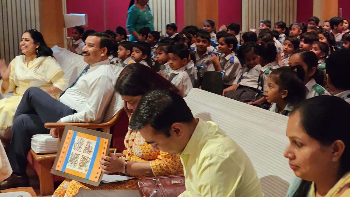 GanguliKuhu's tweet photo. Hindi group recitation # std. 1# Foundational stage #Ahlcon Public school https://t.co/ZOk4cyoipj