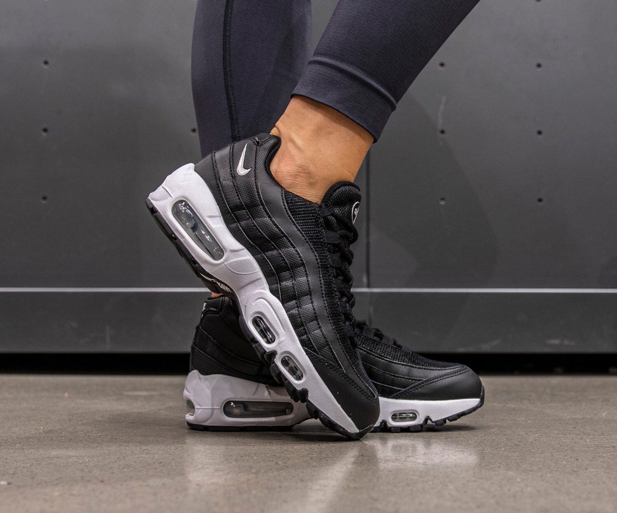 SneakerDealsGB's tweet photo. Ad: The Women’s Nike Air Max 95 ⚫️⚪️ is down from £169.95 to ONLY £76.48!

Code “SHINE23” here => https://t.co/uyGhkfjKcb

UK2.5-8.5
(RRP£169.95) https://t.co/5dukVfYP7O