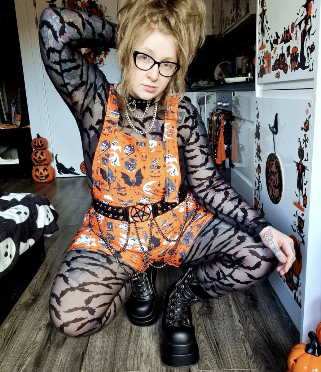 AttitudeCo's tweet photo. Can we just 🙌😍

Ericafoxspooky looks absolute insane in her new Demonia Boots! We LOVE the styling!

SHOP THE DEMONIACULT Bear 265 Platform Boot on https://t.co/Dh8zb3WdE3 now 🖤

#gothsoftwitter #gothgirl #demoniaboots #attitudeclothing #altgirl #alternative https://t.co/uOednA0RGi
