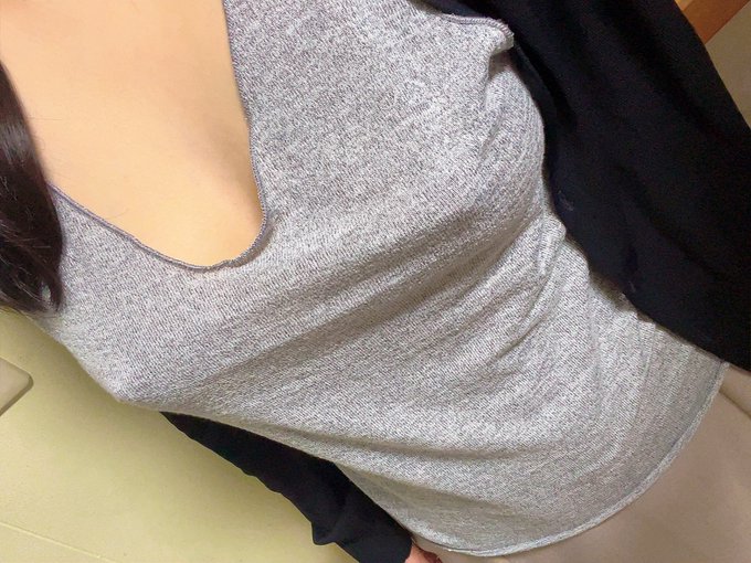 さすがに気付かれたよねっ 電車でもチラチラ見られてたもん でも、声かけてくれる人いなかったのは寂しいー  突然の雨でびしょ濡れだったし、 一緒に入りますか？って言われたかったなぁー笑  ＃人妻 ＃M女 ＃妄想癖 ＃痴女