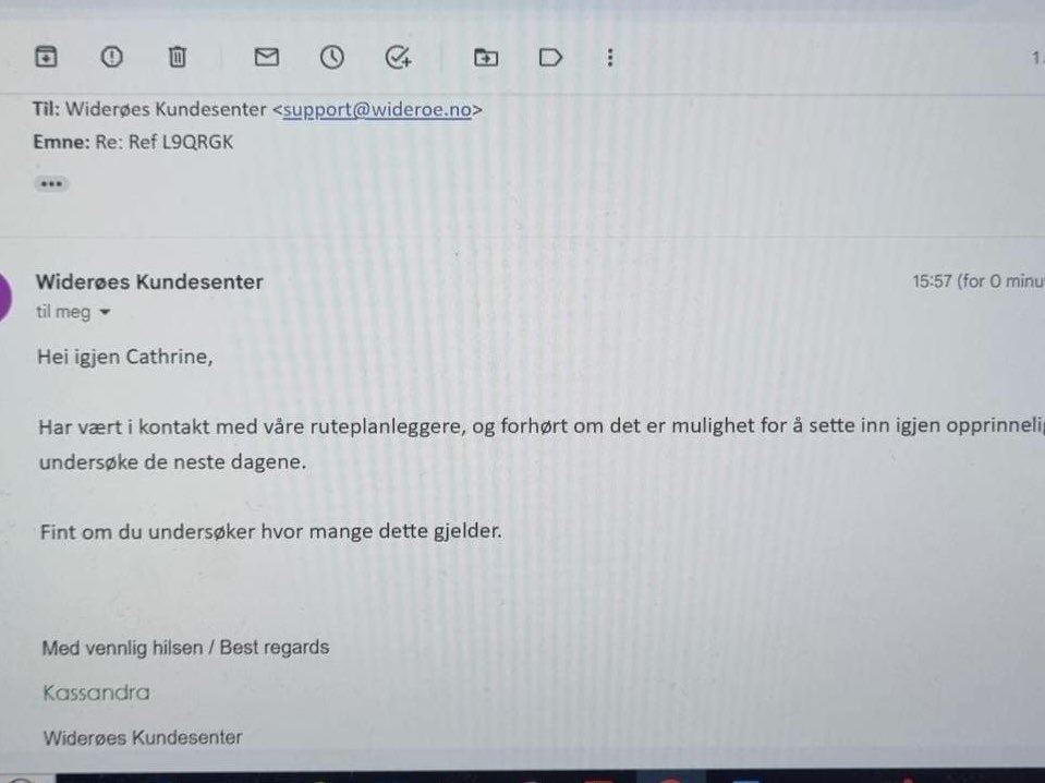frk_fugl's tweet photo. Noen flere kanaris som skulle flydd hjem fra Bergen med Widerøe kl 22.50? Dette flyet er nå flyttet til kl 20.25, det går jo ikke😡 Det er dialog med Widerøe om å få endret tilbake til kl 22.50 dersom vi er mange nok, så hyl ut om det gjelder deg! 💛🖤 @HardeMottak @LillestromSK https://t.co/3M3WdejYFI