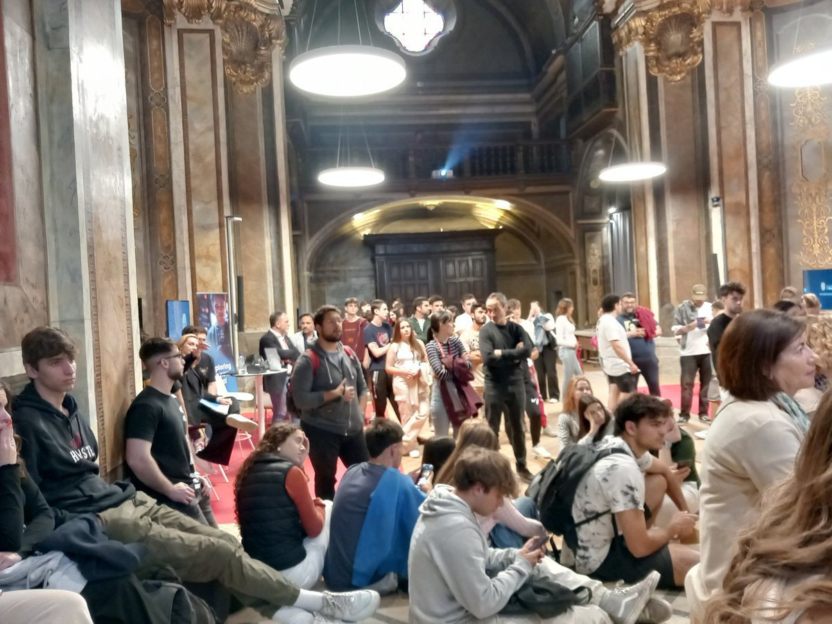 UVic_FEC's tweet photo. Expectació al Paranimf de la @uvic_ucc sobre les experiències immersives durant els #ConnectivityDays https://t.co/cdhPoricGg