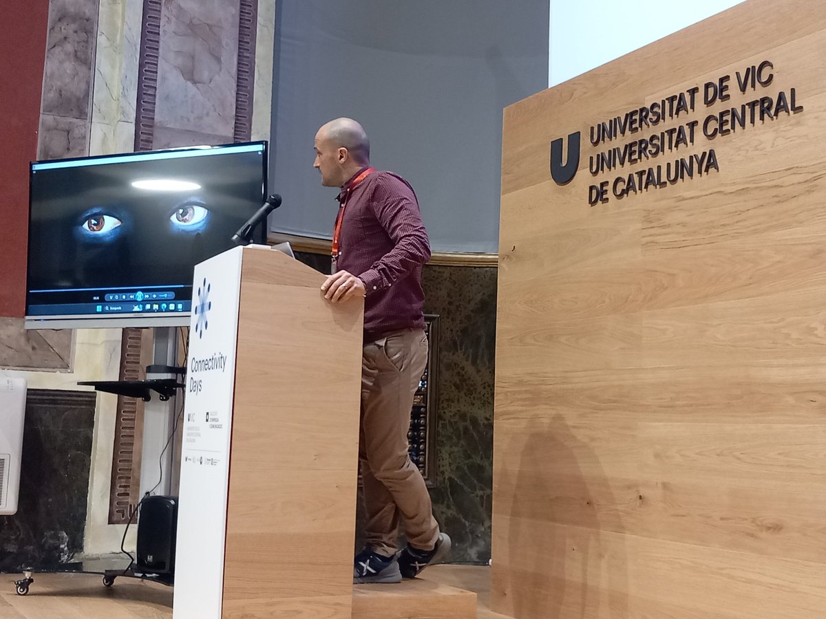 UVic_FEC's tweet photo. Expectació al Paranimf de la @uvic_ucc sobre les experiències immersives durant els #ConnectivityDays https://t.co/cdhPoricGg