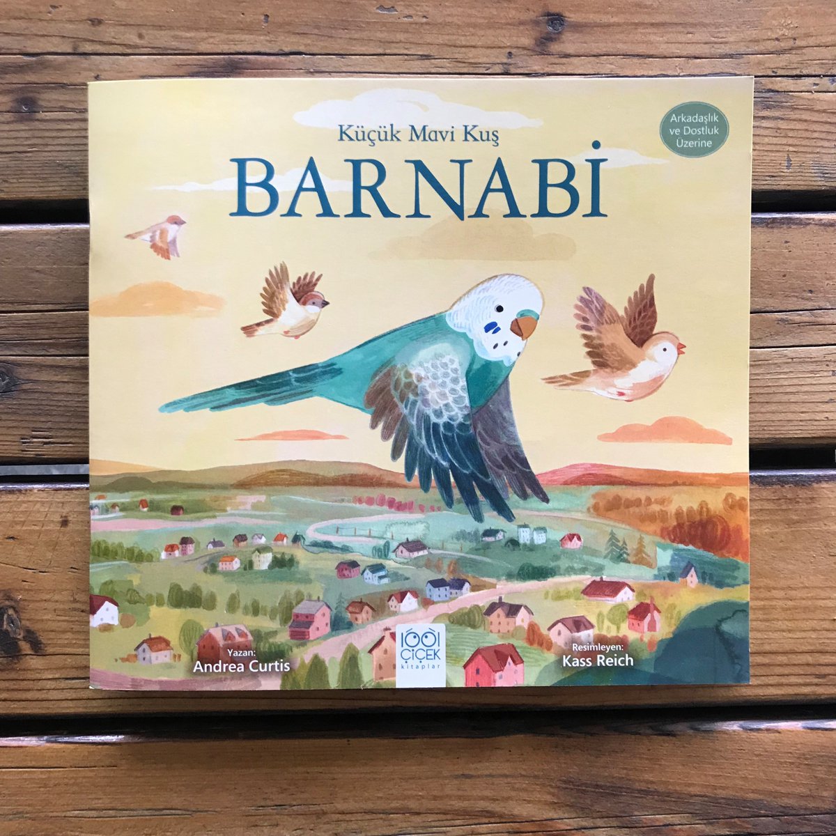 ArkadasKitabevi's tweet photo. Küçücük bedeninde koca bir yürek taşıyan muhabbet kuşlarını çoğumuz biliriz.

Yeni Kitap!
Küçük Mavi Kuş Barnabi çıktı...

#kitap #çocukkitapları #çocukkitabı #çocukkitabıönerisi #çocukkitabıtavsiyesi #resimlikitap #1001çiçekkitaplar #barnabi #muhabbetkuşu #muhabbetkusu https://t.co/G5MmeDBR8u