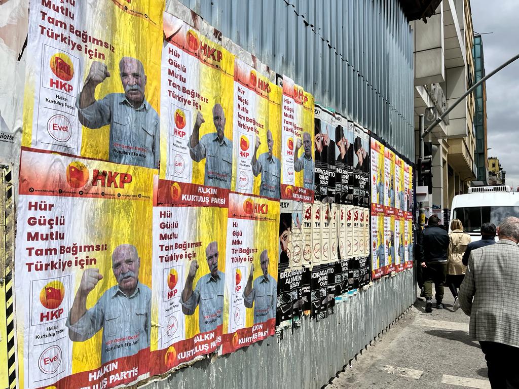 kurtuluspartisi's tweet photo. 📍İstanbul
İstanbul'un çeşitli semtlerinde yaptığımız, 14 Mayıs Seçimlerine yönelik afişleme çalışmalarımız...
14 Mayıs Seçimlerinde oylar, Emekçi Halkımızın tek temsilcisi HKP’ye!
#HKPyeOyVer
#FarklıOlanYalnızBiziz https://t.co/TU0O6DzUEH