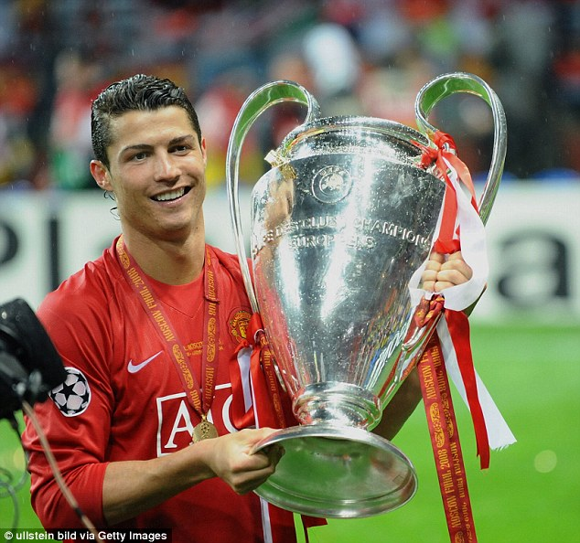 ArobaseGiovanny's tweet photo. Cristiano Ronaldo a gagné 5 Ligues des Champions et 7 Championnats dans sa carrière.

Il a TOUJOURS été meilleur buteur de son équipe pendant ces titres.

(5x LDC : 07/08, 13/14, 15/16, 16/17, 17/18)
(3x PL : 06/07, 07/08, 08/09)
(2x Liga : 11/12, 16/17)
(2x Serie A : 18/19, 19/20)