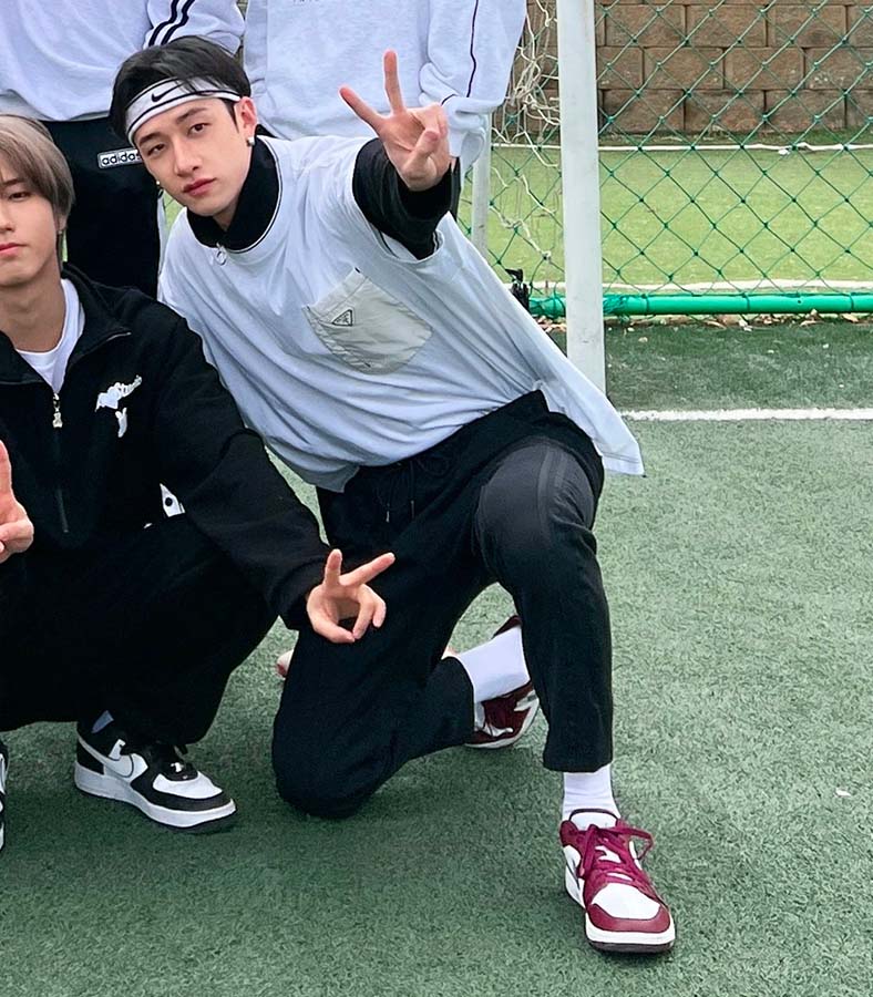 nicoandy724's tweet photo. #StrayKids | #SKZCODE EP.36 Time Out #1 MT Part 4
🔗https://t.co/ygm1XFWb3Z
🔗https://t.co/riiTeLnuue #slog_bangchan
Bang Chan🐺 Pt.6
Prada
👕Re-Nylon Pocket Jersey S/S T-shirt
https://t.co/Ug50qFXoSS
Nike
🧢Dri-Fit Headband
https://t.co/Y3VTetClKv
👟Air Jordan 1 Low 'Bordeaux'
https://t.co/q1yeToUH4W
