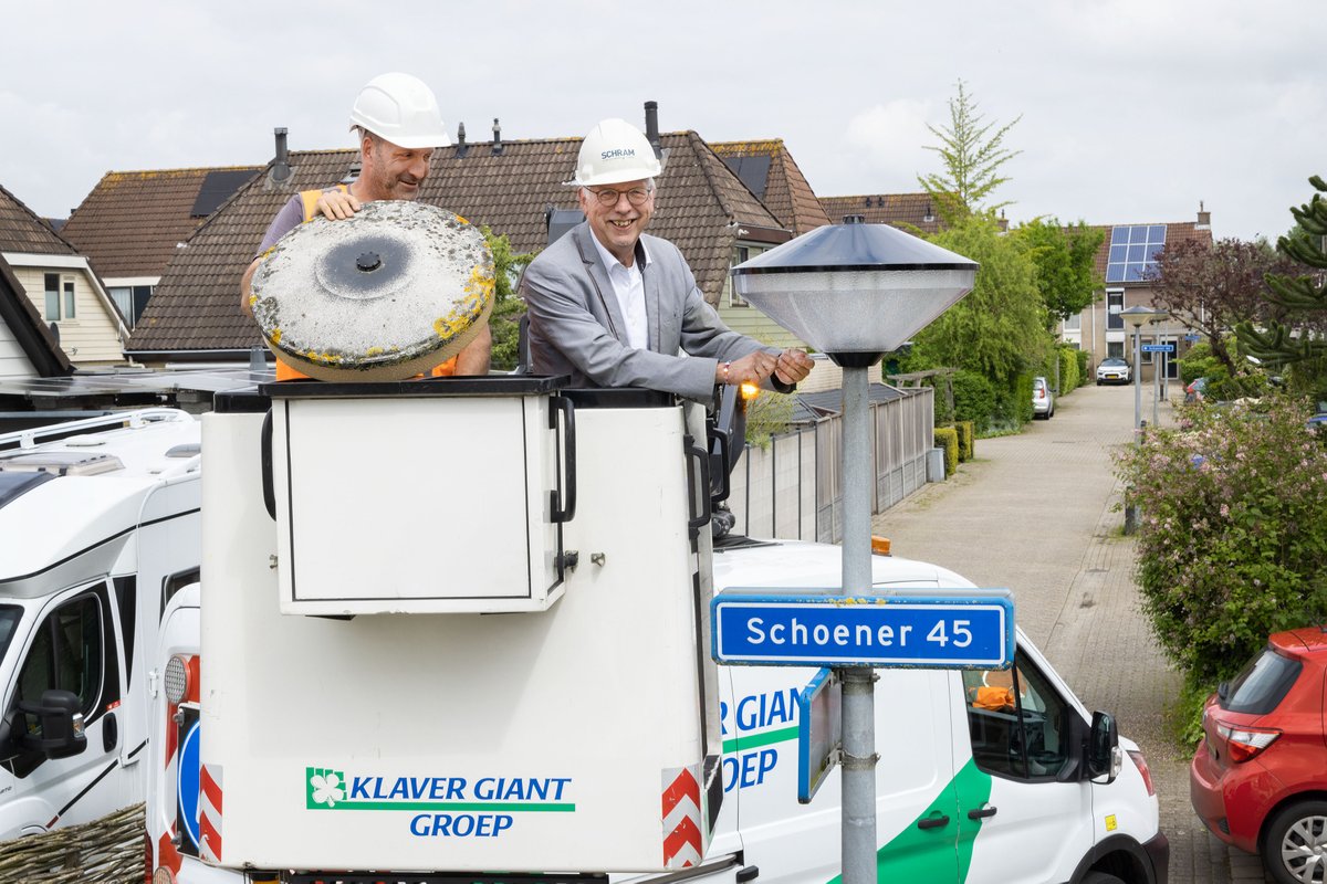 gem_Lelystad's tweet photo. We zijn gestart met het vervangen van alle openbare verlichting door duurzame LED verlichting. @wethsjaakkruis : “Met de LED verlichting is Lelystad straks weer een belangrijke stap verder op weg naar een duurzamer stad." Meer info 👉 https://t.co/SHIxu6pa8M https://t.co/JXrQGhyz5v