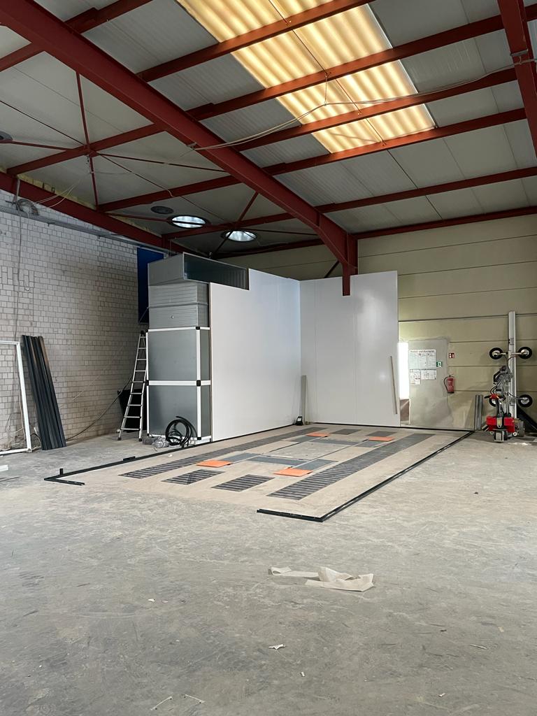 Rowitkampen's tweet photo. kW 19. Firma #jechow  in #brandenburg in der Bauphase.
Hier bauen wir eine PKW-Spritzkabine,  einen #Mischraum und drei Doppelte #vorbereitungseinheiten einschließlich #Wänden, #Verkleidungen, #Decken und #Staubabsaugung https://t.co/qN8rhllFbx