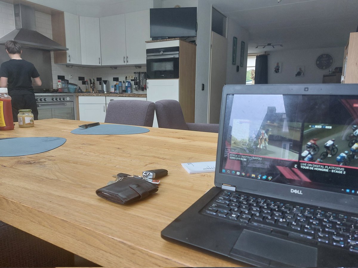 bakkertjuu's tweet photo. Ik de giro kijken en mijn 12 jarige zoon ons eten laten koken ;) als ik win weet ik wel voor wie het shirt is. #mijngiro https://t.co/2iejbO7T4m