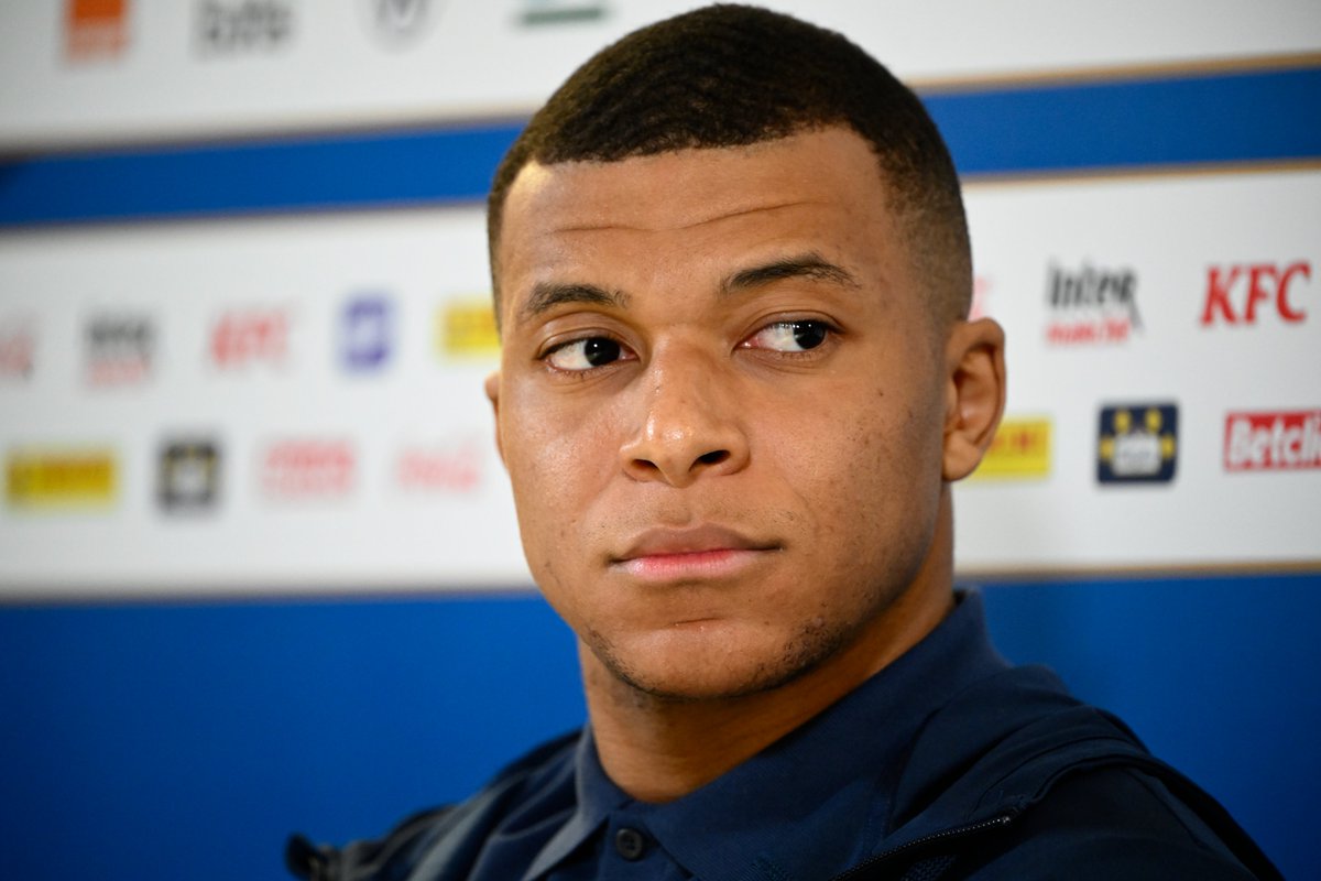 lequipe's tweet image. Kylian Mbappé a été sollicité pour aller parler à la jeune génération. Avant l'entraînement, l'attaquant vedette du PSG et des Bleus a assuré comprendre leur point de vue mais les a dissuadés de mener toute action collective.  
ow.ly/NMg250Olxeb