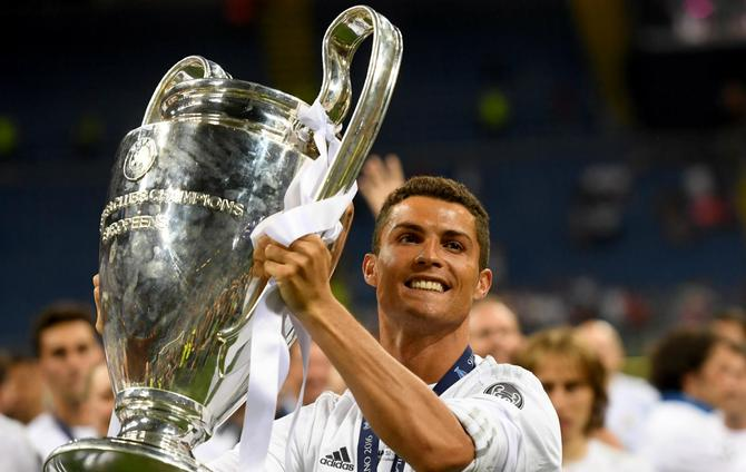 ArobaseGiovanny's tweet photo. Cristiano Ronaldo a gagné 5 Ligues des Champions et 7 Championnats dans sa carrière.

Il a TOUJOURS été meilleur buteur de son équipe pendant ces titres.

(5x LDC : 07/08, 13/14, 15/16, 16/17, 17/18)
(3x PL : 06/07, 07/08, 08/09)
(2x Liga : 11/12, 16/17)
(2x Serie A : 18/19, 19/20)