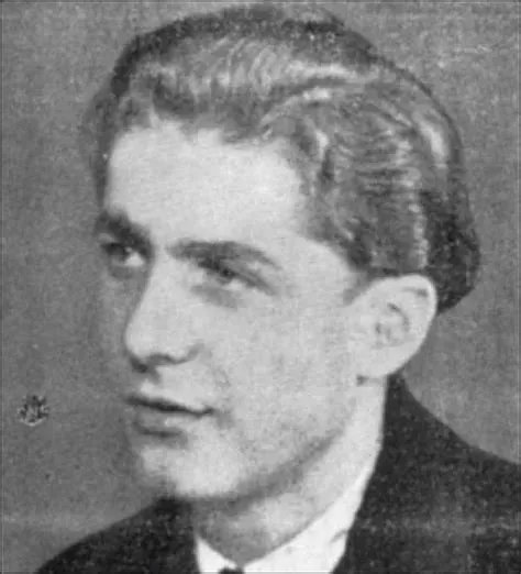 Bei einer Demo gegen die Wiederbewaffnung der BRD wird der junge Arbeiter und Kommunist Phillipp Müller in Essen von einem Polizisten erschossen. Er ist der erste Tote auf einer Demonstration in der BRD. 

Rest in Power Genosse!✊🚩