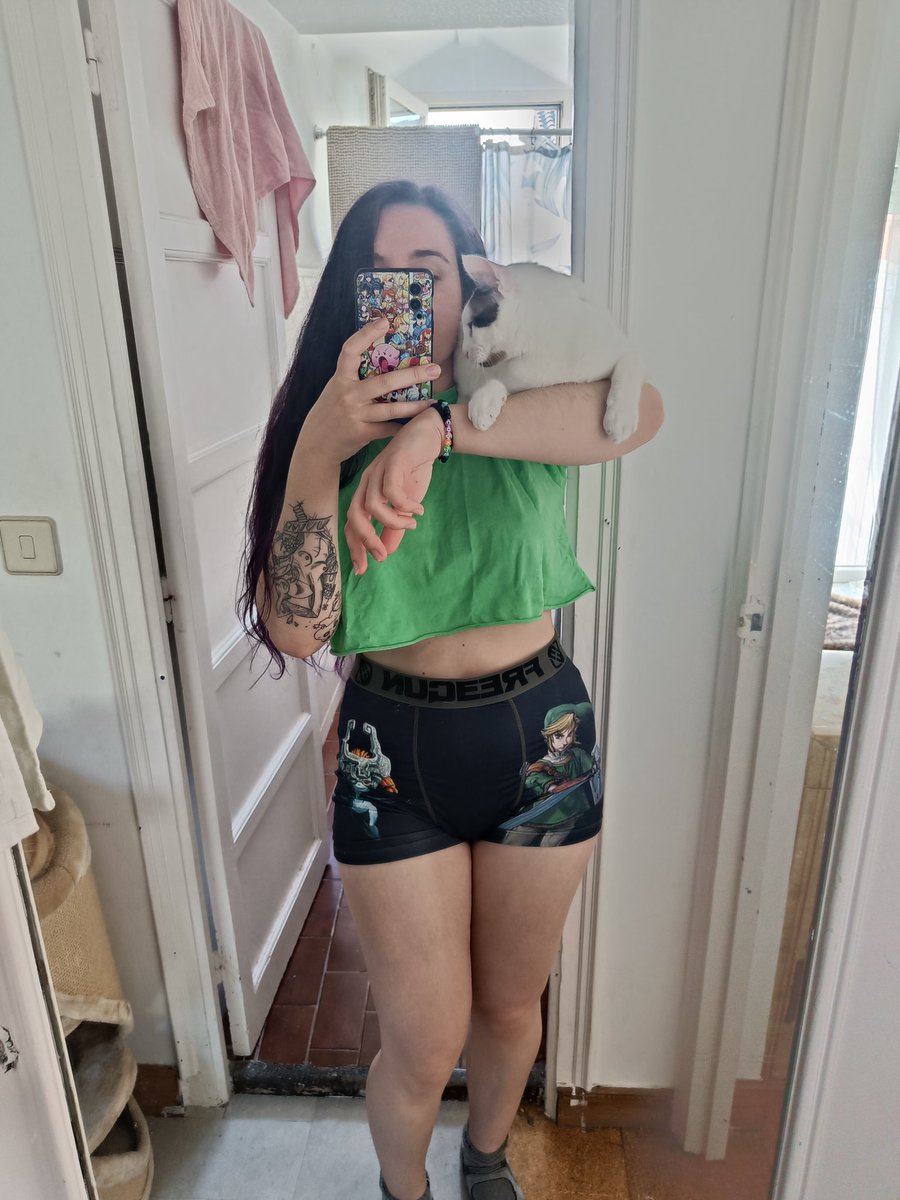 Preparada con mis calzoncillos de la suerte pal GOTY que va a salir en unas horitas.

A las 21:00 nos vemos donde siempre, 🌚