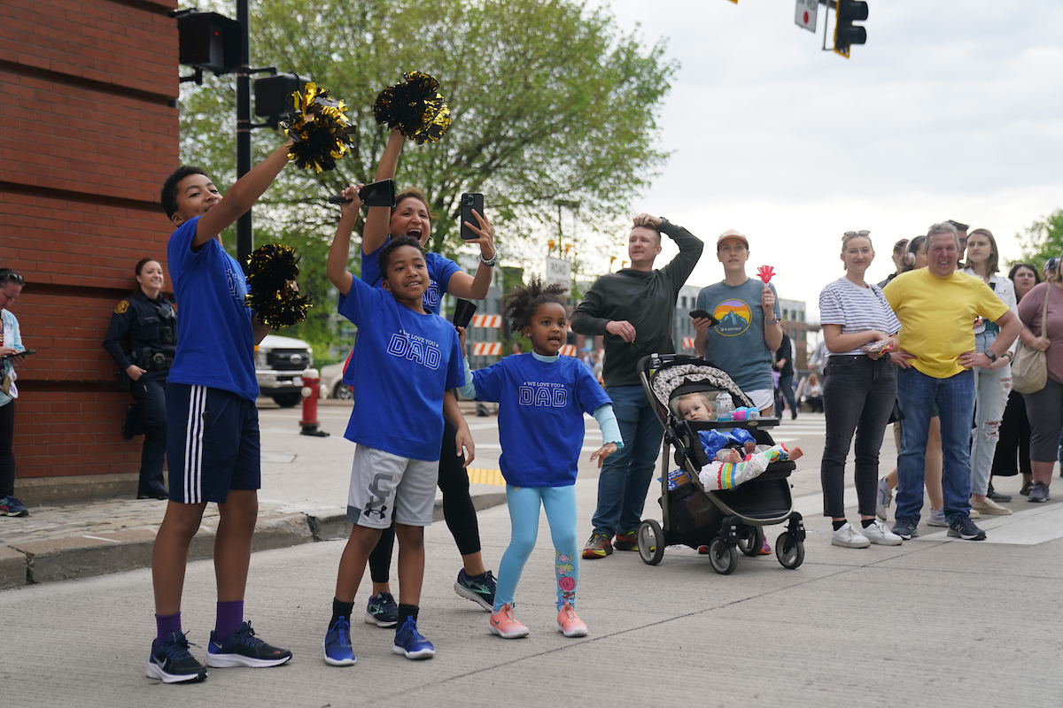 PGHMarathon's tweet photo. To the estimated 300,000 spectators who lined the streets of Pittsburgh this past weekend - THANK YOU! You made our MOVERS laugh, smile and feel inspired to keep going! #MOVEPIttsburgh https://t.co/z6g7P4esPA