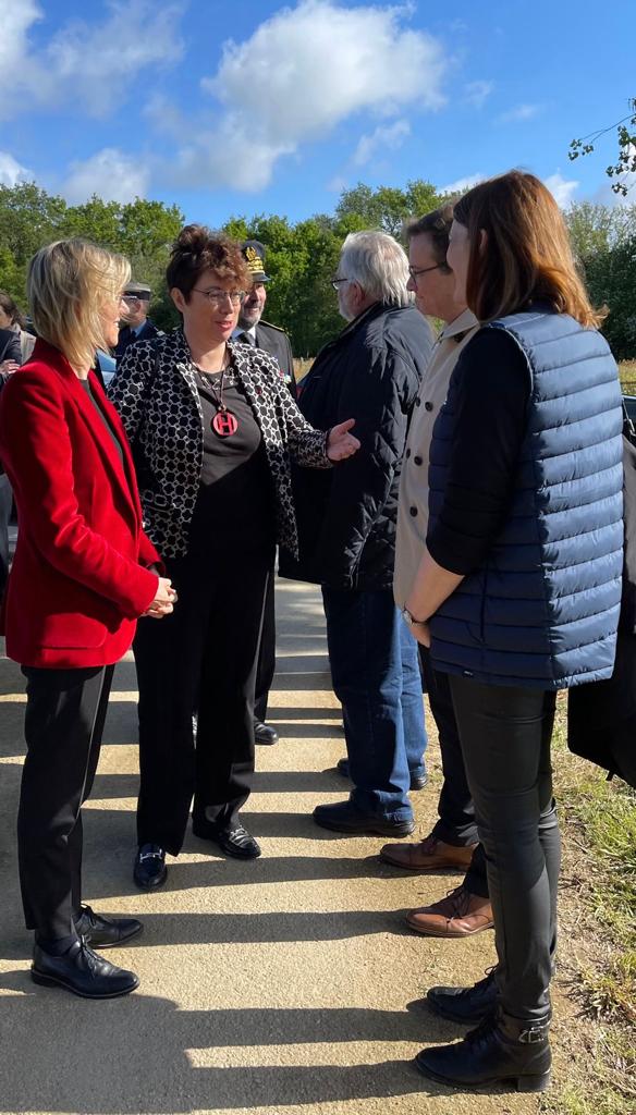 M_Laigneau's tweet photo. En Bretagne avec @AgnesRunacher, à la rencontre d’élus et d’équipes engagées pour le développement des #ENR. La commune de Surzur ouvre la voie avec une autoconsommation collective qui permet à 130 clients de partager l’électricité, un changement sociétal accompagné par Linky. https://t.co/YBSKOegV46