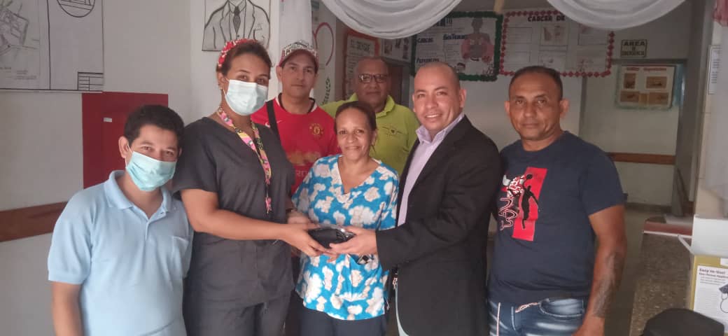 unidosxcojedes's tweet photo. El equipo de Unidos por cojedes acompaño la visita de nuestro diputado @jacksonpaez_oficial2 al Hospitalito dr José gregorio Hernández tinaco dónde realizamos la donación de un tensiómetro estamos preocupado por la situación de abandono de los centros médicos de cojedes. https://t.co/sOJn72EfXH