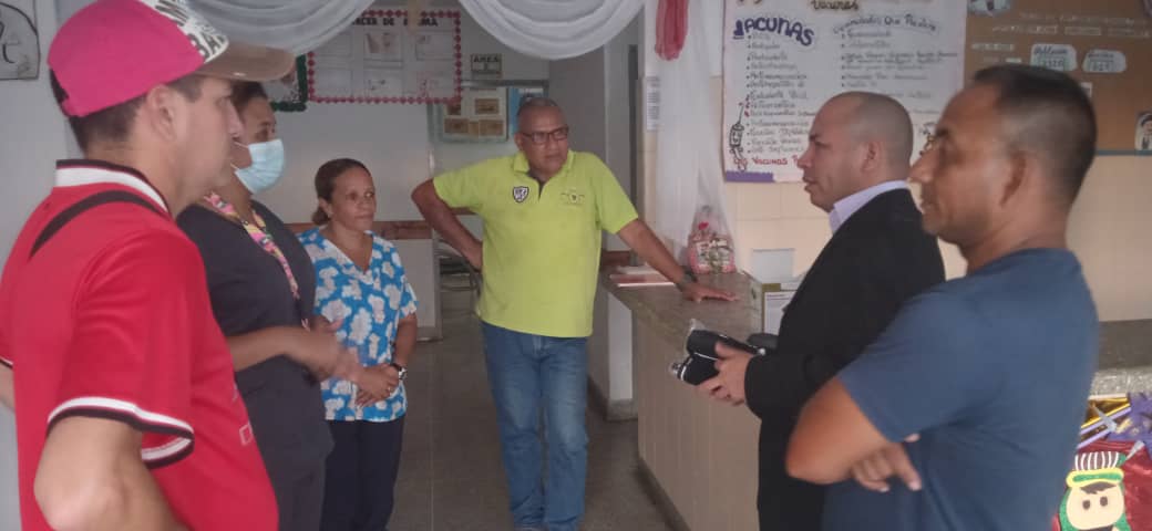 unidosxcojedes's tweet photo. El equipo de Unidos por cojedes acompaño la visita de nuestro diputado @jacksonpaez_oficial2 al Hospitalito dr José gregorio Hernández tinaco dónde realizamos la donación de un tensiómetro estamos preocupado por la situación de abandono de los centros médicos de cojedes. https://t.co/sOJn72EfXH