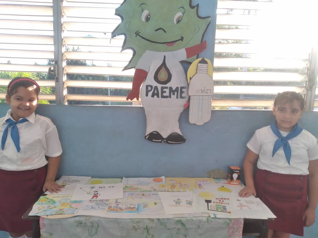 Continúa en las escuelas de la capital el concurso por el #UsoRacionalDeLaEnergía. A través de diversas manifestaciones, los pioneros ayudan y fortalecen las acciones encaminadas a alcanzar un eficiente uso racional de la energía.