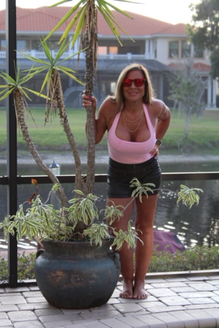 sunni_daizeFL's tweet photo. Just me by my lonely self today... I am available! DM's open, I reply to all FOLLOWERS! #milf #tampa #hotwife #onlyfans_girl #fsbm #companion #boobs #Men #women #UpsideDownPineapple https://t.co/wbIcXmlMgD