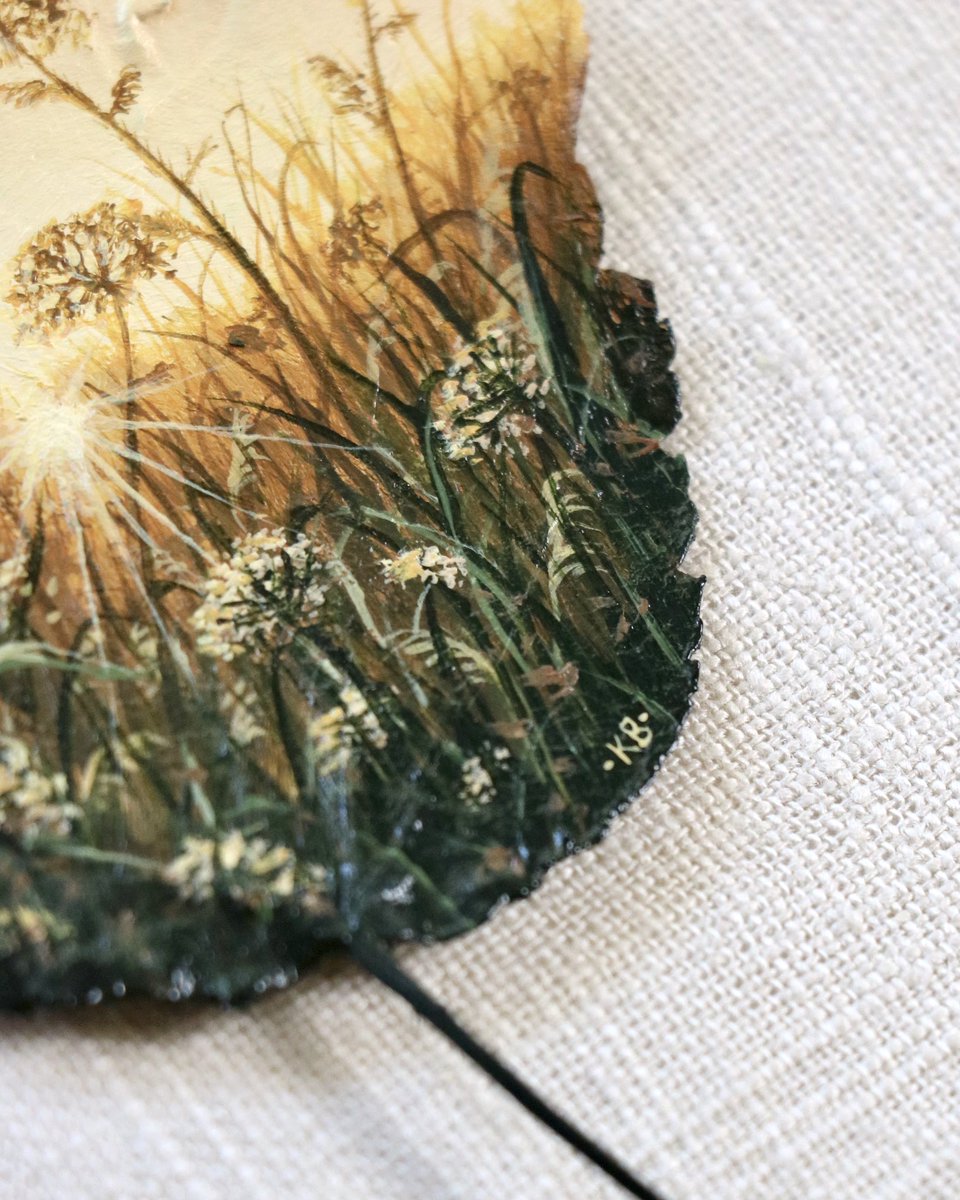 KatieBrooksArt's tweet photo. A closer look at “Crowned in Gold” - painted on a real maple leaf 🍁 https://t.co/zAMZYFTAMC