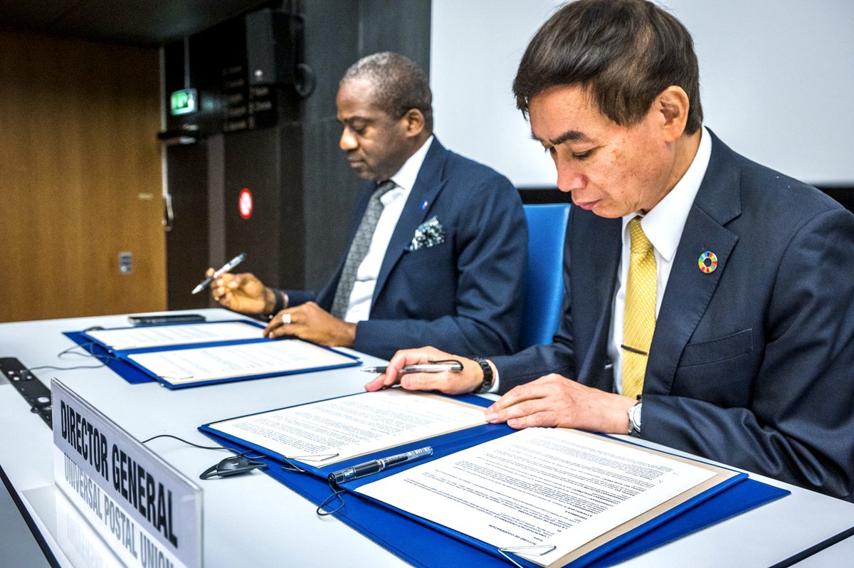 UPU_UN's tweet photo. 🤝UPU & @posteciv🇨🇮 sign a new agreement meant to boost the post’s #ColdChain #logistics capacity for #vaccine distribution in remote areas of #CôtedIvoire💉
The project is part of the UPU’s #Post4Health facility supported by @GroupeLaPoste & @MIC_JAPAN: https://t.co/kkKE13AA1C https://t.co/7E4JbFryfv