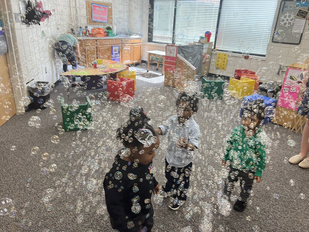 Holmankay's tweet photo. Just a little bubble JOY to get you through to Friday! 
~From our littlest learners on TU’s campus! #TUproud @TowsonCOE @TUSpecEd @BCPSBirthtoFive @TUpartnerships https://t.co/LgSKsRAoUP
