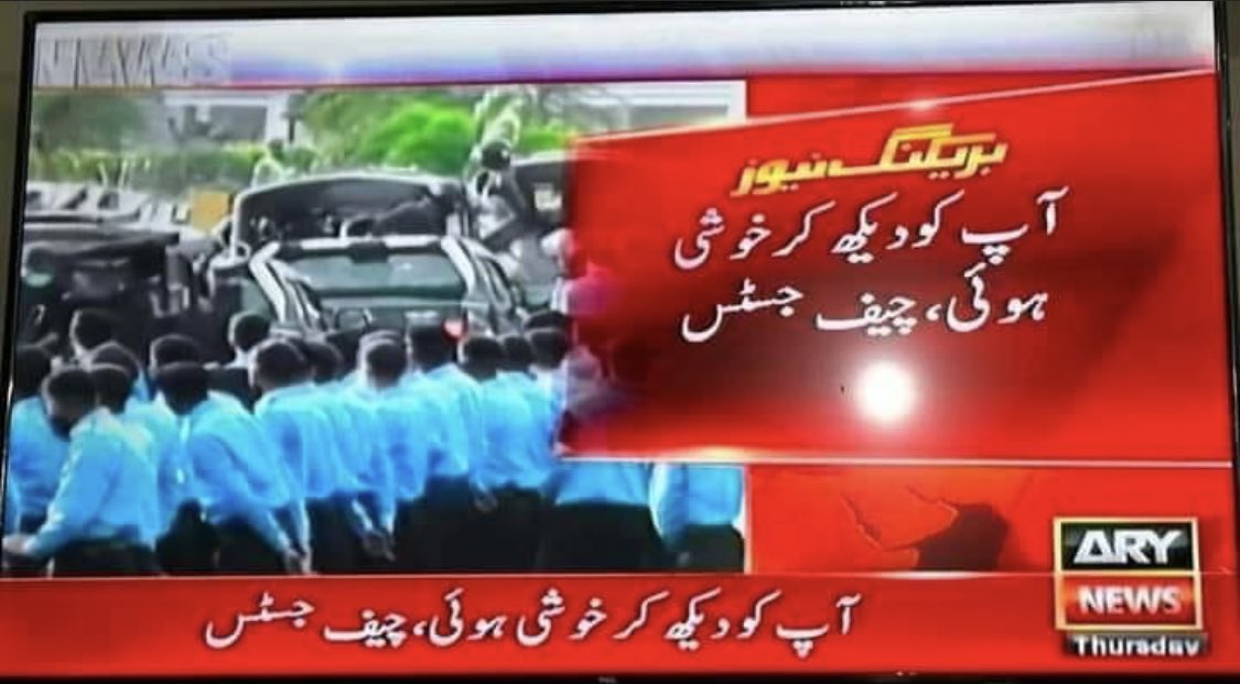 aaho_aaho's tweet photo. لندن میں نواز شریف نامی سزا یافتہ مفرور مجرم کا شیشے میں خود کر دیکھ کر لعنت دینے کا فیصلہ محفوظ.😝 https://t.co/b1Rs9MVmzi