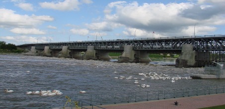 The sidewalk under the east approach of the St. Andrews Lock and Dam bridge will be closed for construction and maintenance purposes during the following period:  Monday, May 15, at 7 am to Wednesday, May 31, at 4 pm. Learn more at 
canada.ca/en/public-serv…