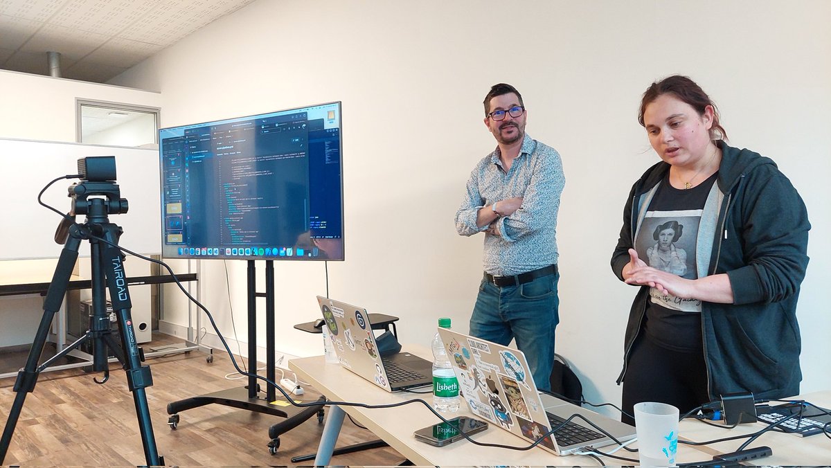 Ils sont live 🔥

<a href="/manu_hemmer/">Emmanuelle Hemmer</a> et <a href="/vdekercd/">Damien Vande Kerckhove #DamienVDK.com</a> nous parlent de #Azure Container App et du K8s sous-jacent !