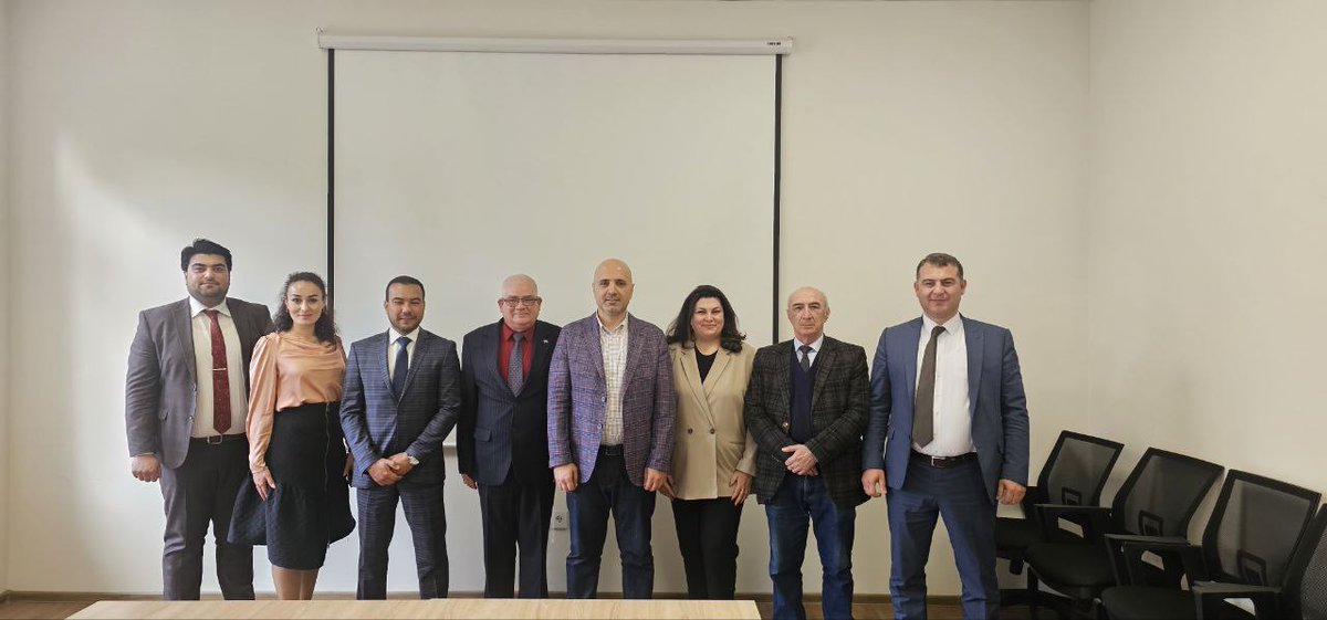 ataa_aze's tweet image. Qarşılıqlı turizm əlaqələrinin inkişafı və əməkdaşlıq imkanları #ATAA sədri Göydəniz Qəhrəmanovla Kubanın  Azərbaycandakı səfiri Carlos Valdes de la Consepsian və Venesuela Respublikasının səfiri Kristofer Alberto Martinez Berroteran arasında keçirilən  görüşdə müzakirə olunub.