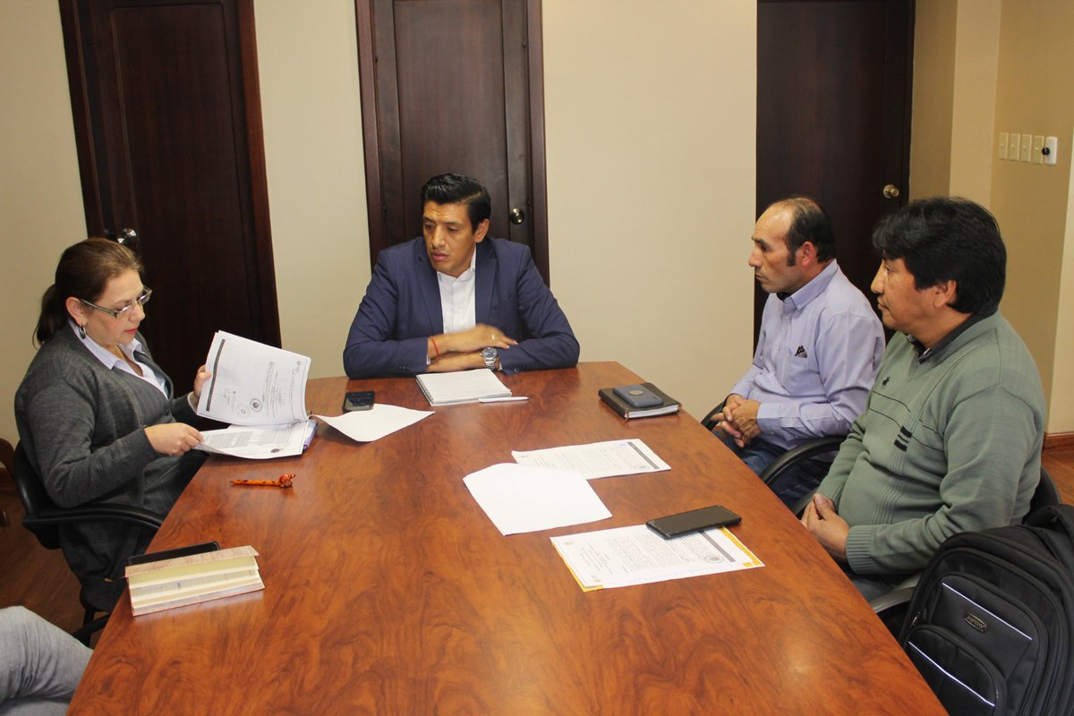 AbJulioRuiz's tweet photo. Junto a Karina Ludeña, jefa zonal de Atención al Contribuyente, mantuvimos una reunión con representantes de la Unión Provincial de Taxis de #Loja con el objetivo de coordinar acciones para la simplificación de trámites de exoneración de vehículos. https://t.co/nOEmvvBEj4