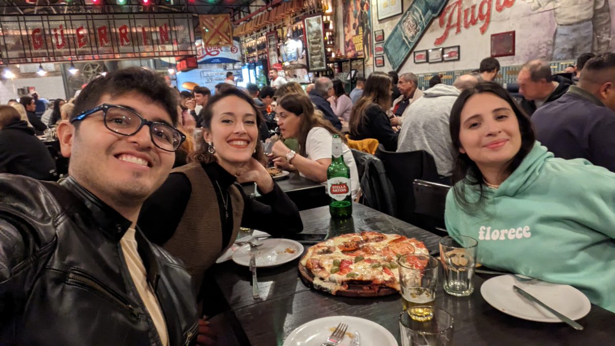 Como me gusta decir: la red que sí teje. Ayer desvirtualizamos a tres amigos de la #RedLATAM de @DLatitudes. Comimos pizza, hablamos mucho y, por supuesto, las risas no faltaron. 

Gracias @HopelessHairr @BryanCadenas1 @finocchiara por una hermosa noche ✨💞