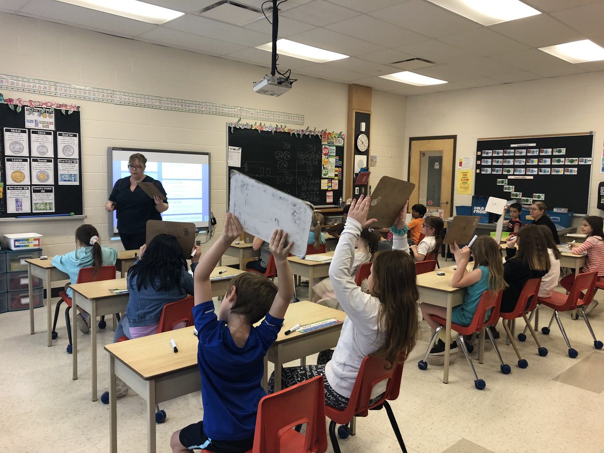 The amazing <a href="/c_kernohan/">Carrie Kernohan</a> is modelling direct phonics instruction for our primary division today! <a href="/TVDSBLiteracy/">TVDSBLiteracy</a>